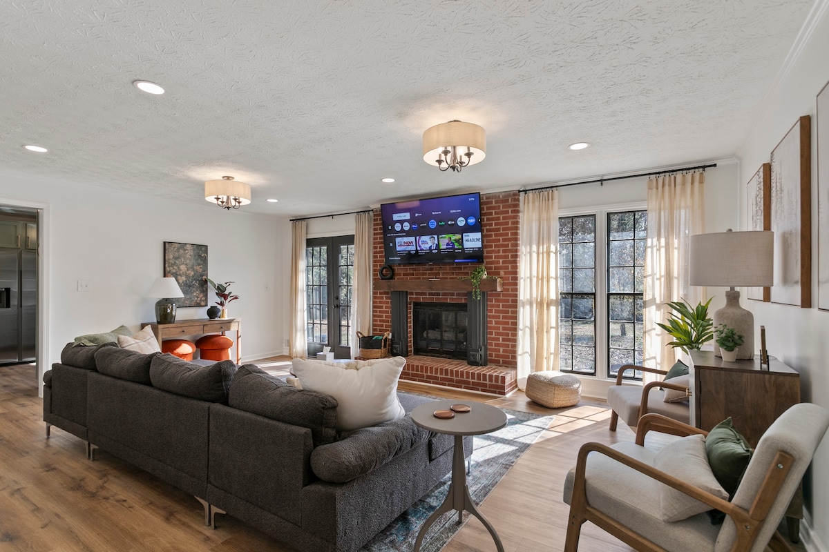 Pet Friendly Home – 10 Minutes to Trilith! 10
